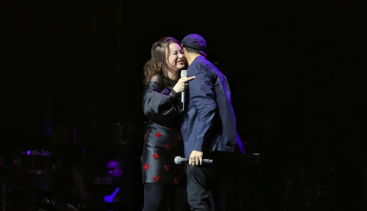 Duet Rossa dan Afgan dalam festival musik Love Fest di Istora Senayan, Jakarta Pusat, Jumat (21/2/2020) malam. (Adrian Putra/Fimela.com)