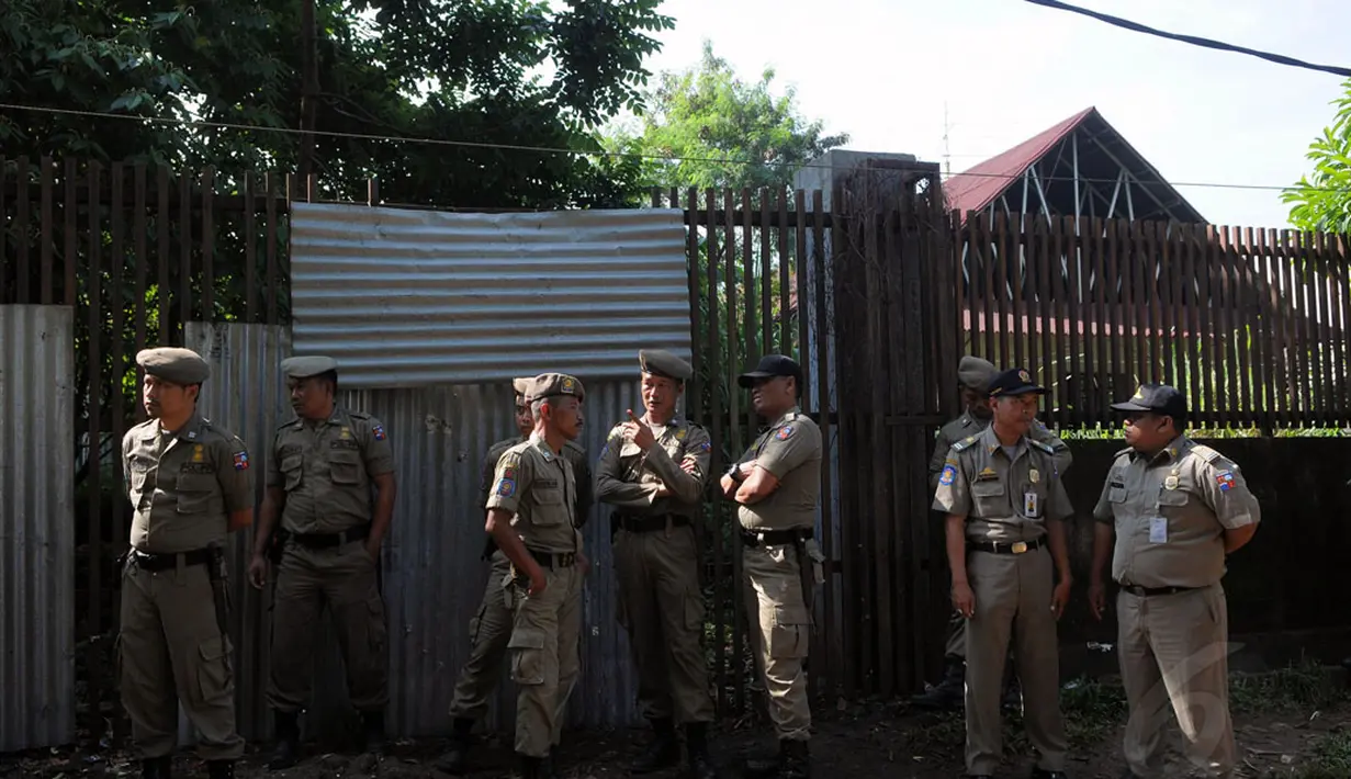 Jemaat GKI Yasmin Bogor gagal melakukan ibadah di Gereja Kristen Indonesia, Bogor (25/12/2014). Tampak, aparat Satpol PP berjaga di sekitar lokasi gereja yang dinyatakan ditutup. (Liputan6.com/Herman Zakharia)