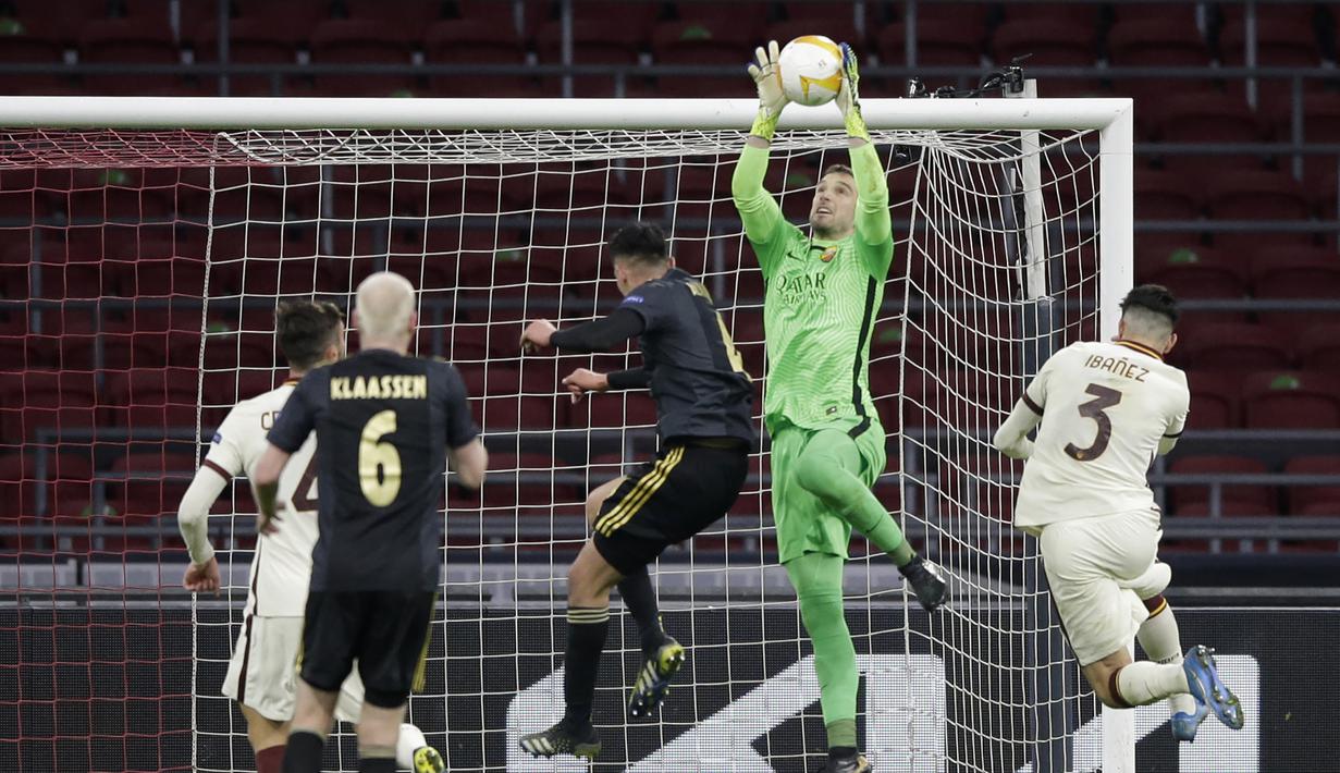 Kiper AS Roma, Pau Lopez (kedua dari kanan) berhasil menangkap bola dari ancaman pemain Ajax Amsterdam dalam laga leg pertama perempatfinal Liga Europa 2020/2021 di Johan Cruijff Arena, Amsterdam, Kamis (8/4/2021). AS Roma menang 2-1 atas Ajax. (AP/Peter Dejong)