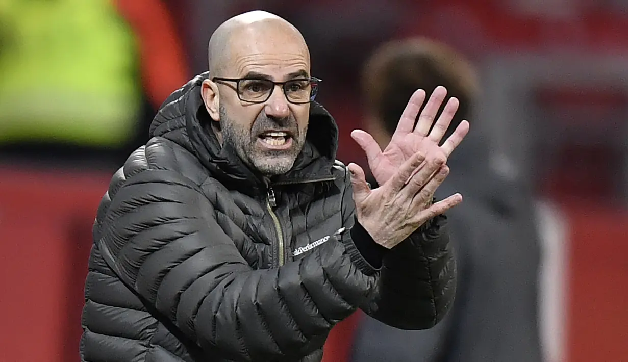 Pelatih Bayer Leverkusen, Peter Bosz, memberikan arahan kepada pemainnya saat menghadapi Borussia Dortmund pada laga lanjutan Liga Jerman di BayArena Stadium, Rabu (20/1/2021). Bayer Leverkusen menang 2-1 atas Borussia Dortmund. (AFP/Martin Meissner/pool)