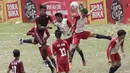 Pemain Universitas Negeri Makassar (UNM) duel udara dengan pemain UIN Alauddin pada laga Torabika Campus Cup 2017 di Stadion UNM, Makassar, Rabu, (18/10/2017). UNM menang 1-0 atas UIN Alauddin. (Bola.com/M Iqbal Ichsan)