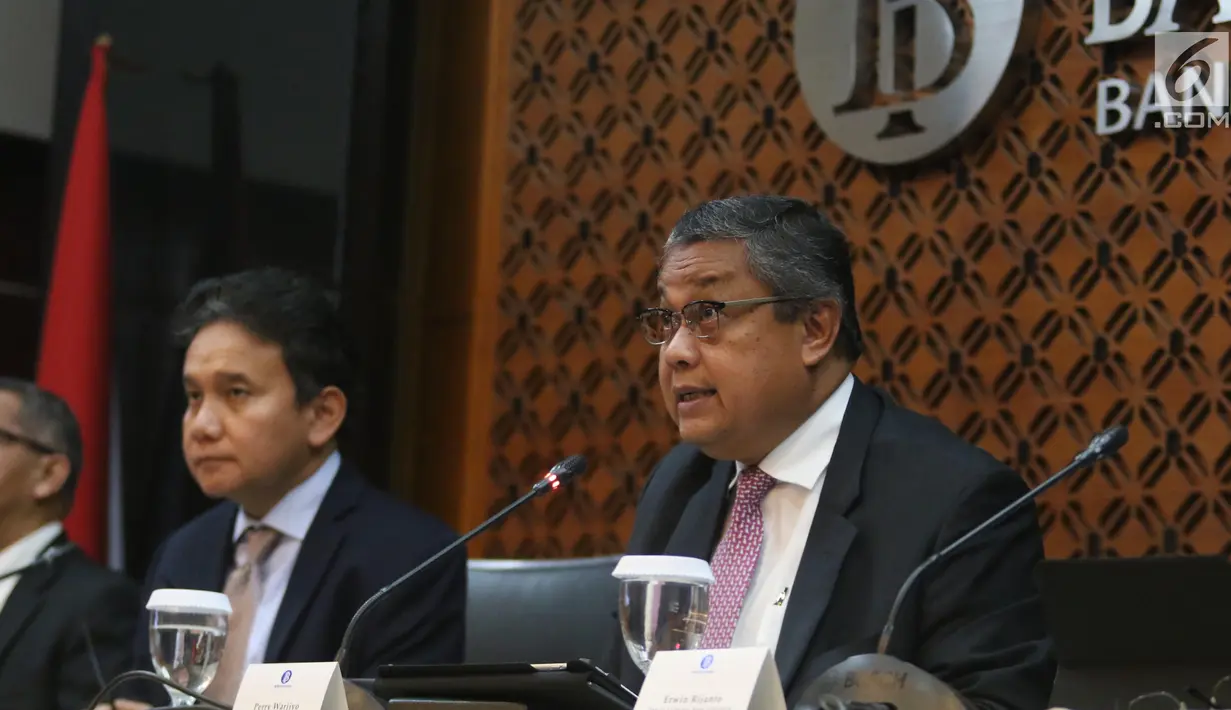 Gubernur Bank Indonesia (BI), Perry Warjiyo bersama jajaran memberikan paparan hasil Rapat Dewan Gubernur di Jakarta, Kamis (21/2). BI kembali menahan suku bunga acuan BI 7-Days Reverse Repo Rate (BI7RRR) di angka 6 persen. (Liputan6.com/Angga Yuniar)