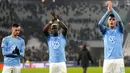 Pemain Malmo Veljko Birmancevic (kiri), Bonke Innocent (tengah), dan Anel Ahmedhodzic menyapa para penggemar usai melawan Juventus pada pertandingan sepak bola Grup H Liga Champions di Allianz Stadium, Turin, Italia, 8 Desember 2021. Juventus menang 1-0. (AP Photo/Antonio Calanni)