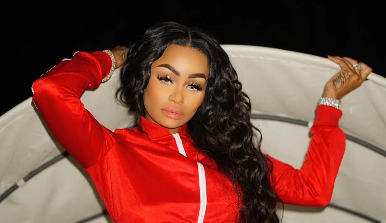 Lalu ia pun terlihat ingin melukai seseorang dengan melempar mainan mobil stroller. (instagram/blacchyna)