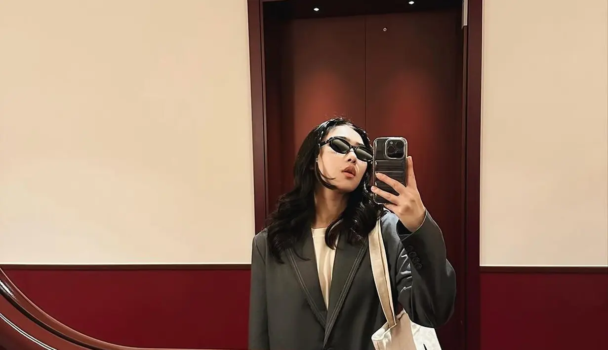 Isyana Sarasvati kembali tampil dengan rambut hitamnya. [Foto: Instagram/isyanasarasvati]