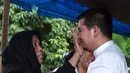 Indra Bekti tak kuasa menahan air mata melihat jasad sang ayah tercinta yang telah dimakamkan. Sebagai anak pun Indra Bekti tetap berusaha tegar atas kepergian sang ayah untuk selama-lamanya. (Deki Prayoga/Bintang.com)