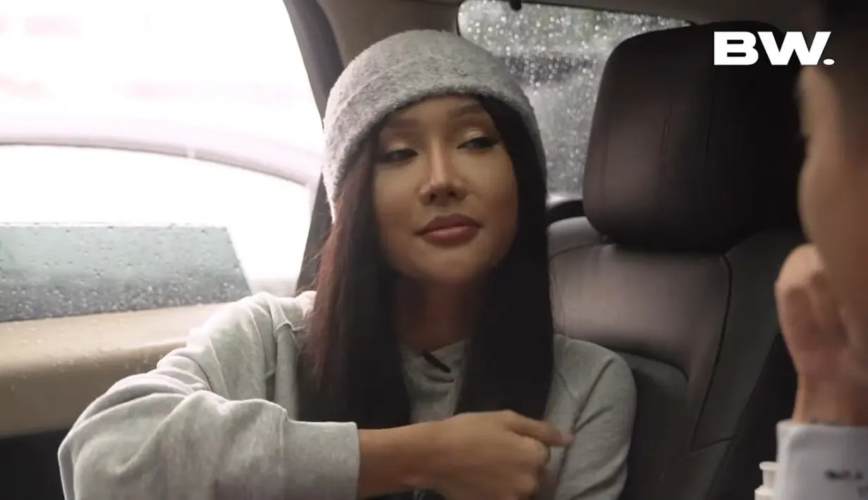 8 Momen Unboxing Wajah Baru Lucinta Luna Pasca Oplas, Hasilnya Bikin Takjub (Sumber; YouTube/BW)