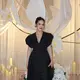 Stefhanie Zamora tampil dengan long dress hitam lengan puff kerah v neck. [@steffizamora]