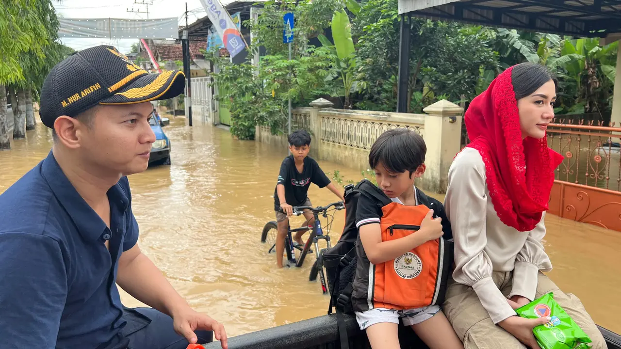 Ajak Buah Hati Temui Korban Banjir dan Longsor di Trenggalek, Novita Hardini Ajarkan Empati Sejak Dini