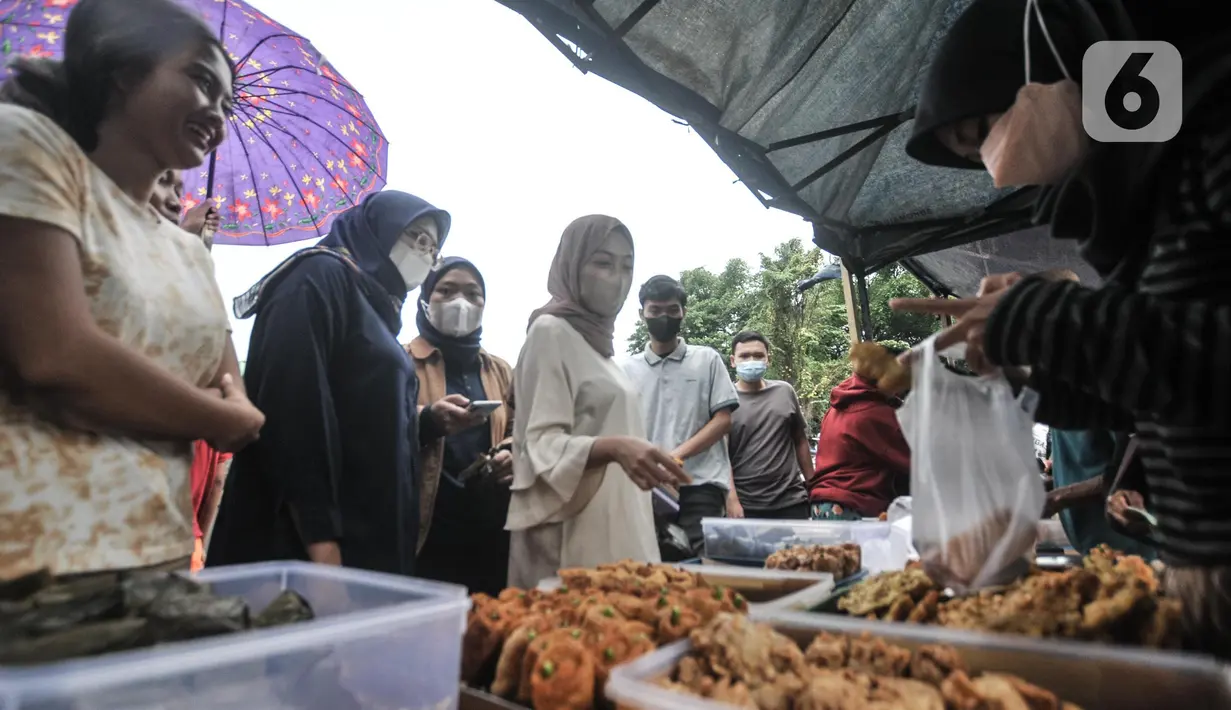 Warga saat berburu hidangan berbuka puasa atau takjil di kawasan Karet Tengsin, Tanah Abang, Jakarta Pusat, Minggu (3/4/2022). Berburu takjil merupakan tradisi umat muslim untuk disantap saat berbuka puasa. (merdeka.com/Iqbal S. Nugroho)