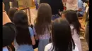 Tidak hanya yang seusia yang antusias, tapi juga tampak beberapa anak-anak mengikuti Yuni sembari memegang gaun yang dikenakan. [Instagram/yunishara36]