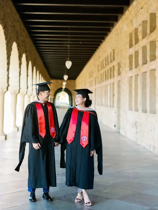 Sama-sama merupakan lulusan Stanford, keduanya pun memutuskan untuk wisuda bersama. Keduanya pun foto bersama di sebuah lorong di Standford University mengenakan toga. Sepertinya Maudy Ayunda benar-benar menahan diri untuk tidak mengunggah foto ini hingga mereka menikah.  (instagram/maudyayunda)