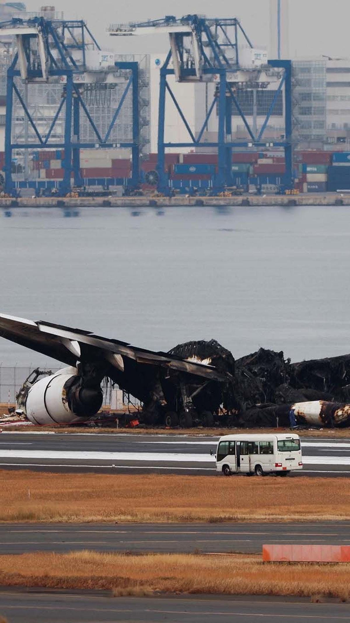 Pesawat nahas itu kini tampak hangus dan hancur setelah terbakar hebat akibat tabrakan.&nbsp;REUTERS/Issei Kato