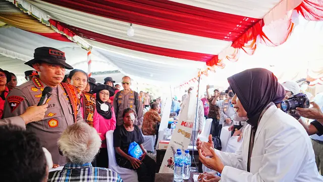 Kapolri Jenderal Listyo Sigit Prabowo saat menghadiri kegiatan bakti kesehatan dan sosial untuk masyarakat Palue, Kabupaten Sikka, Nusa Tenggara Timur (NTT).