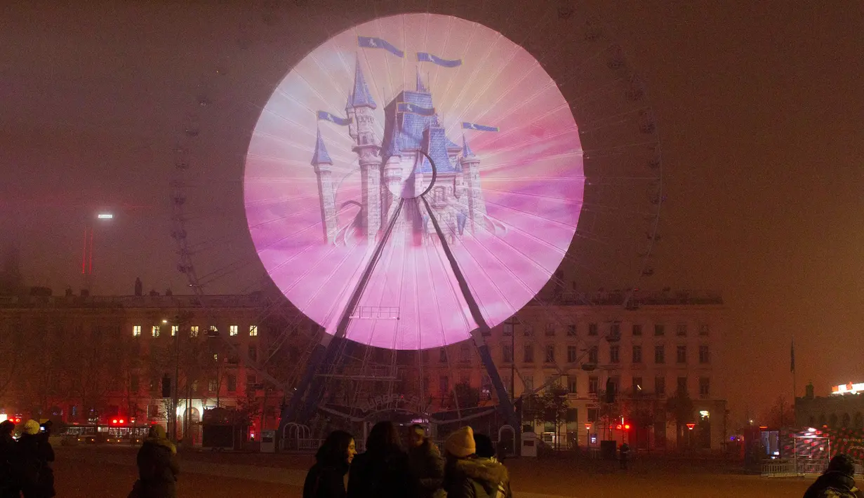 Sebuah bianglala dihiasi lampu karya seniman Nathanaelle Picot saat persiapan Festival of Lights (Fete des Lumieres) di pusat Kota Lyon, Prancis (7/12). Perayaan ini digelar sebagai ungkapan rasa terima kasih untuk Bunda Maria. (Reuters/Emmanuel Foudrot)