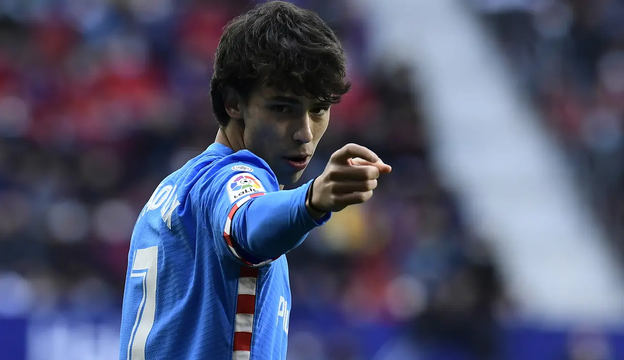 Atletico Madrid sudah unggul 1-0 saat laga baru berjalan tiga menit. Gol dicetak oleh Joao Felix lewat sepakan volinya memanfaatkan umpan sepak pojok Yannick Carrasco yang sempat dihalau kiper Osasuna, Sergio Herrera. (AP/Alvaro Barrientos)
