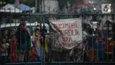Warga menunggu antrean masuk pembagian makan gratis di Posko Perjuangan Rakyat (POSPERA), Jakarta, Rabu (10/3/2021). Pembagian 500 nasi bungkus beserta masker dan vitamin secara gratis setiap harinya dalam bentuk meringankan beban warga di tengah pandemi Covid-19. (merdeka.com/Imam Buhori)