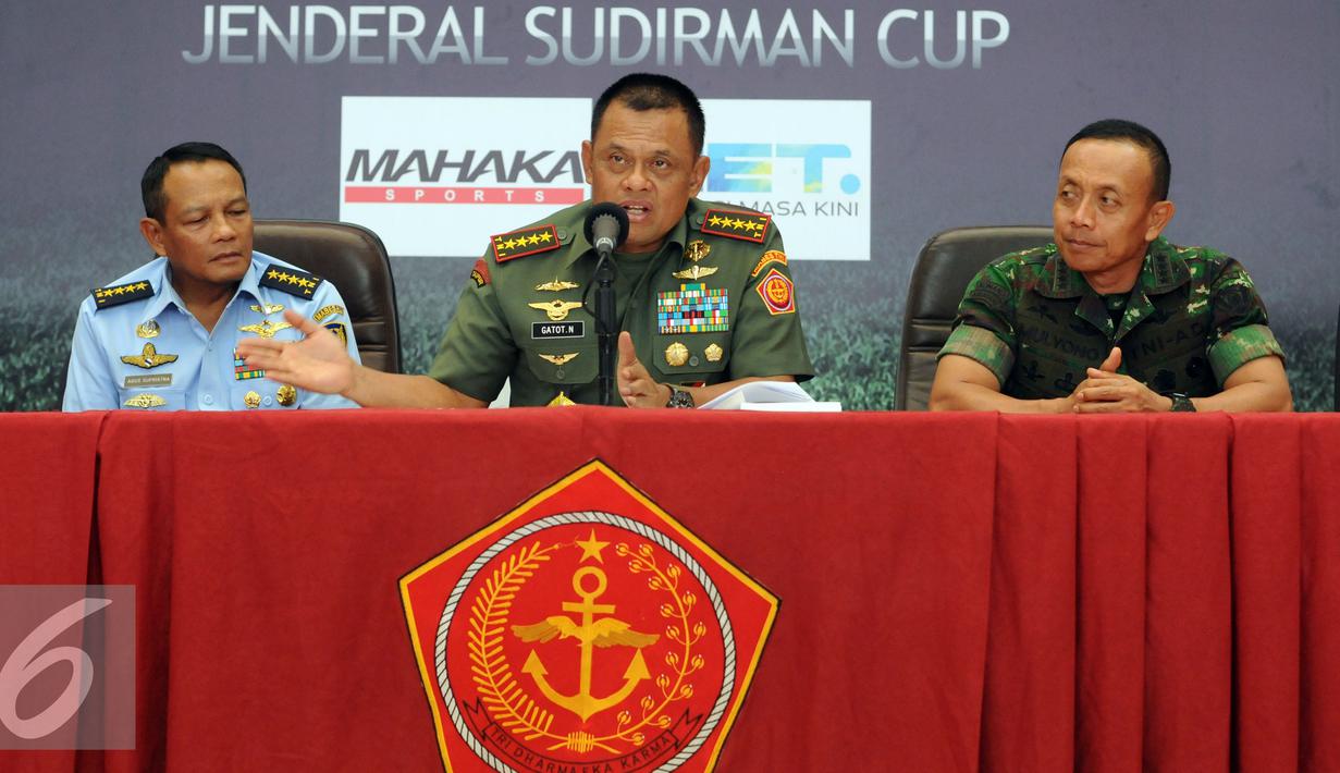 Panglima TNI, Jenderal TNI Gatot Nurmantyo (tengah) memberikan keterangan jelang bergulirnya turnamen sepakbola Jenderal Sudirman Cup di Mabes TNI, Jakarta, Senin (26/10/2015). Turnamen ini akan diikuti 15 tim. (Liputan6.com/Helmi Fithriansyah)