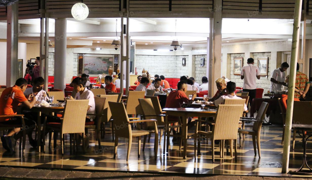 Suasana makan malam Persija Jakarta di Bandung, Jumat (15/7/2016). (Bola.com/Nicklas Hanoatubun)