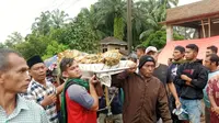 Sulitnya Perjalanan Jenazah Warga Pasaman: Ditandu Estafet, Menerjang Banjir dan Lumpur