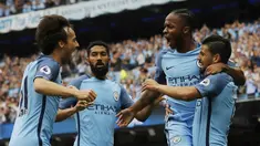 Para pemain Manchester City merayakan gol yang dicetak Raheem Sterling ke gawang West Ham pada laga Premier League di Stadion Ettihad, Manchester, Inggris, Minggu (28/8/2016). City menang 3-1 atas West Ham. (Reuters/Carl Recine)
