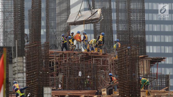 Pekerja tengah mengerjakan proyek pembangunan gedung bertingkat di Jakarta, Sabtu (15/12). Bank sentral memperkirakan pertumbuhan ekonomi Indonesia tahun ini berada di kisaran 5,1 persen hingga 5,2 persen. (Liputan6.com/Angga Yuniar)