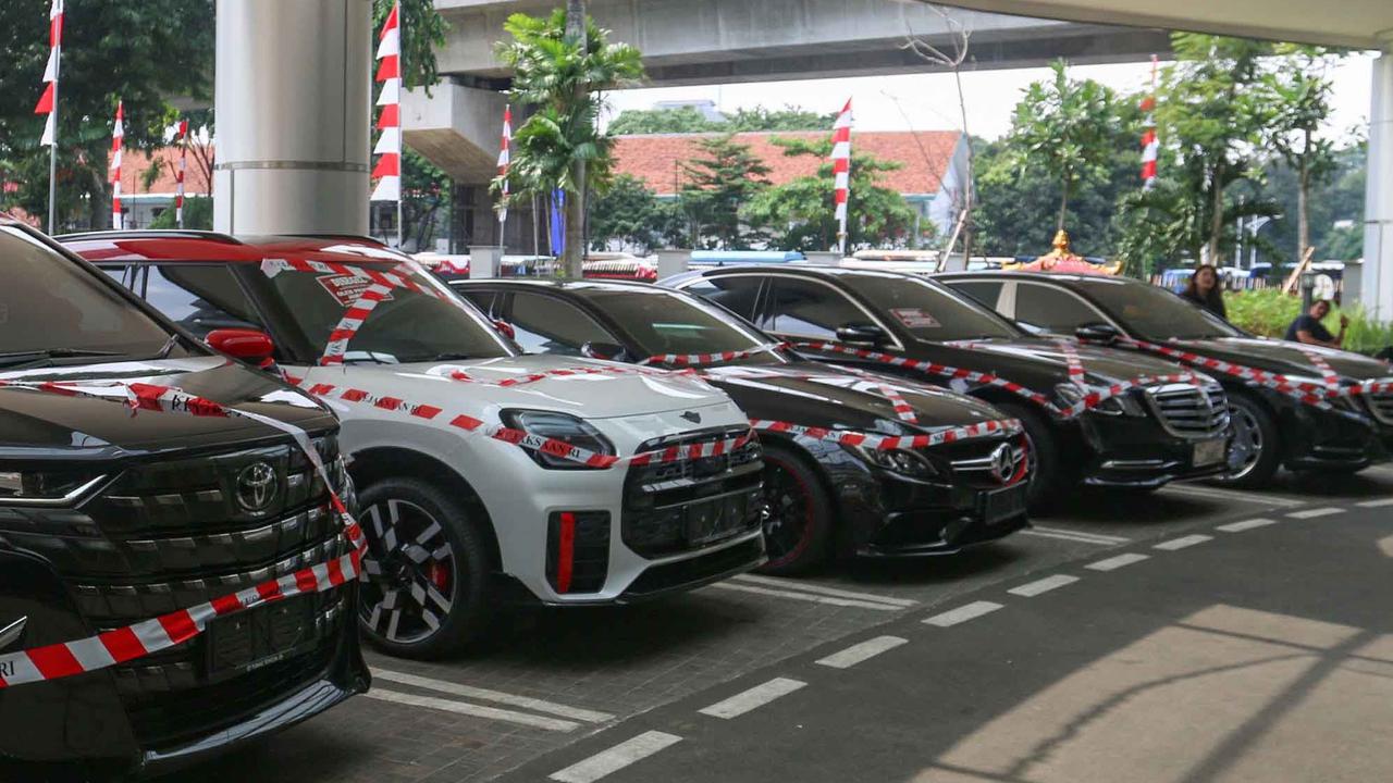 FOTO: Deretan Mobil Mewah Riza Chalid Disita Kejagung,  Terseret Kasus Korupsi Minyak Rp 285 Triliun