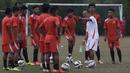 Pelatih baru Persija, Bambang Nurdiansyah memberikan instruksi kepada anak asuhnya pada latihan perdana jelang Piala Jenderal Sudirman di Lapangan National Youth Training Center, Sawangan, Depok, Jumat (30/10/2015). (Bola.com/Vitalis Yogi Trisna)