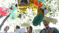 Aktivis Poros Indonesia Muda melakukan aksi pelepasan balon bertempelkan gambar politisi muda Indonesia di Gedung KPU, Jakarta, Rabu (1/8). Mereka berharap Pemilu 2019 mendapatkan pilihan yang membawa aspirasi kaum muda. (Liputan6.com/Helmi Fithriansyah)