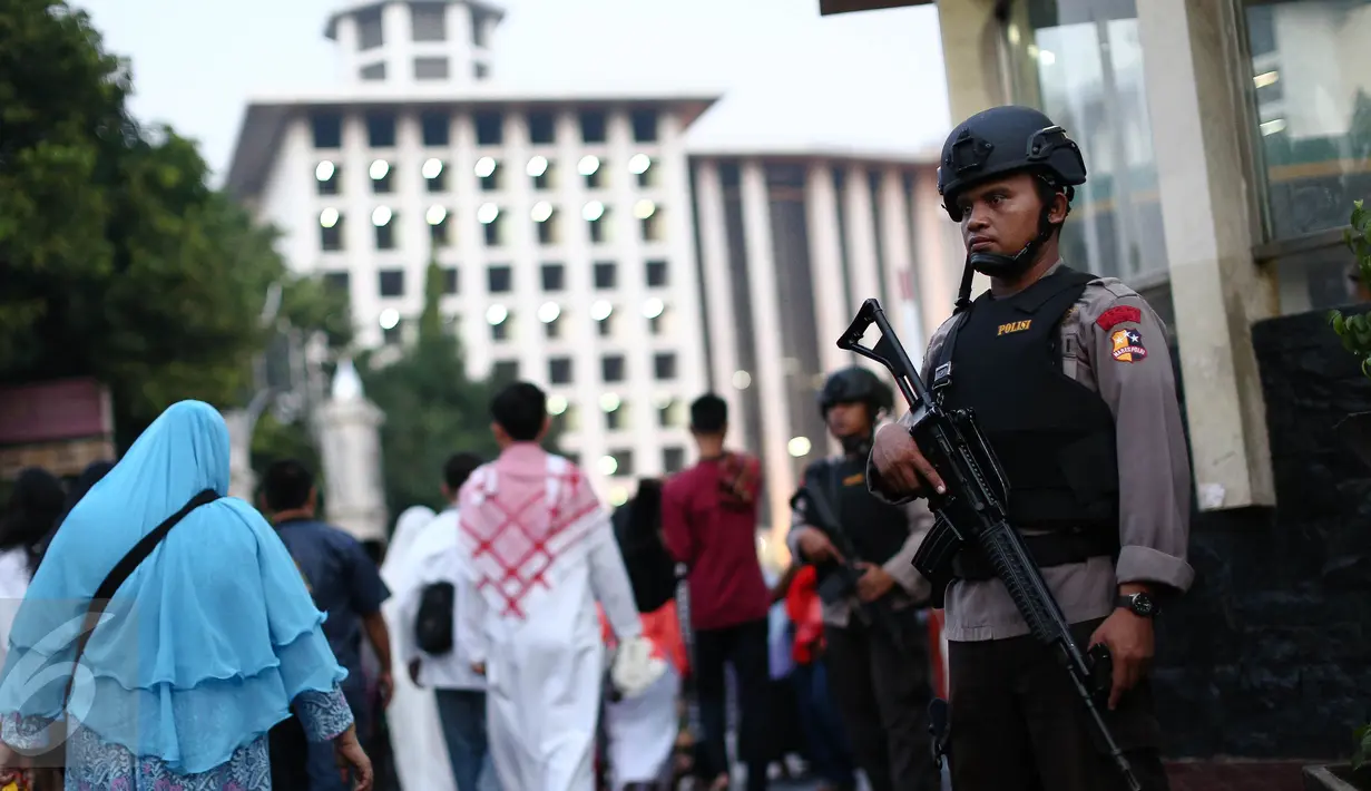 Anggota Brimob bersenjata lengkap berjaga di area Masjid Istiqlal, Jakarta, Rabu (6/7). Pengamanan ketat dilakukan untuk mengantisipasi dan membuat rasa aman jemaah dalam melaksanakan salat Idul Fitri 1437 H. (Liputan6.com/Faizal Fanani)