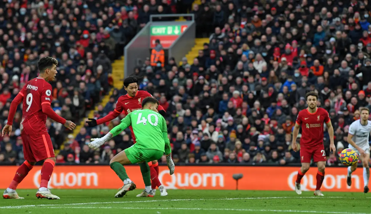 Pada menit ke-76 Liverpool berhasil menambah perbendaharaan golnya. Kali ini melalui pemain pengganti, Takumi Minamino. (AFP/Paul Ellis)