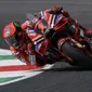 Pembalap Tim Ducati asal Italia, Francesco Bagnaia melakukan sesi latihan jelang balapan MotoGP Italia di Mugello, Italia, Jumat (9/6/2023). (Filippo MONTEFORTE/AFP)