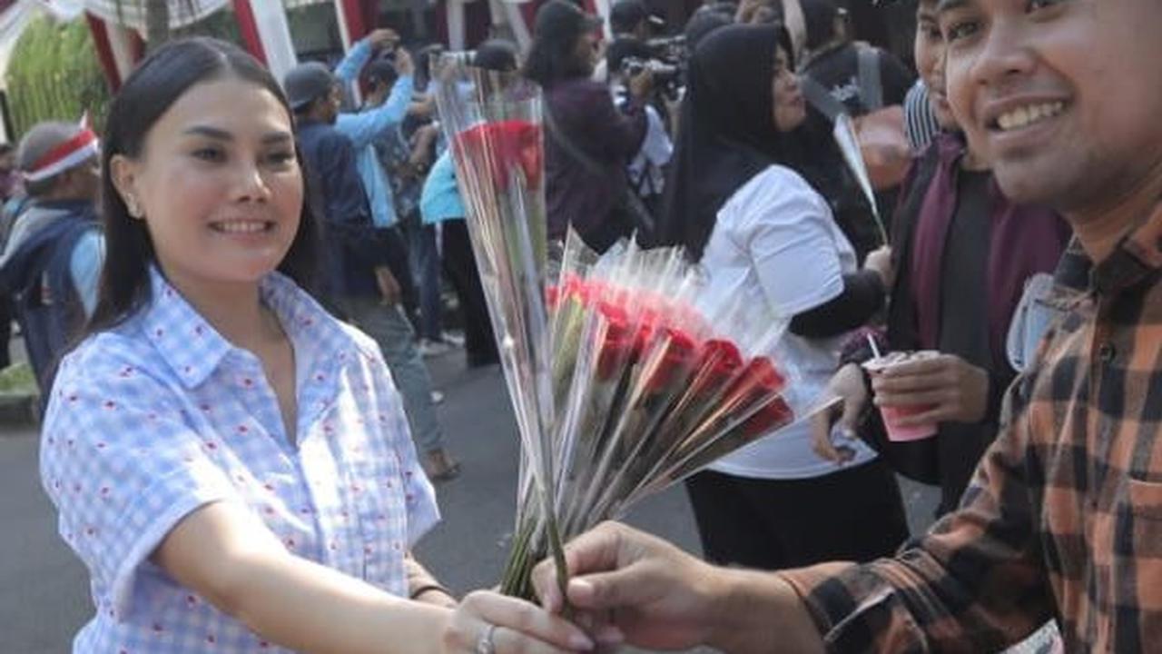 FOTO: Semarak Relawan Gen Z Gelar Pawai Gemoy Saat Deklarasi Dukung Prabowo-Gibran