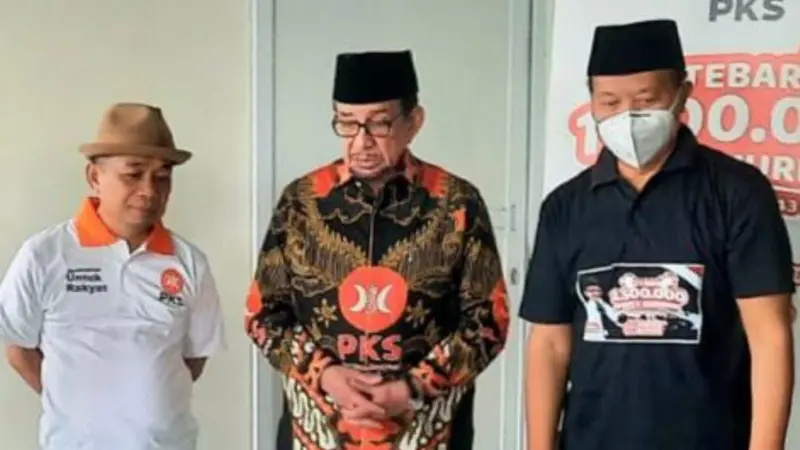 Ketua Majelis Syura PKS Alhabib Dr Salim Segaf Al Jufri meresmikan Program PKS Tebar 1,5 Juta Paket Kurban di Kantor DPTP PKS Simatupang Jakarta, Senin (11/6/2022).