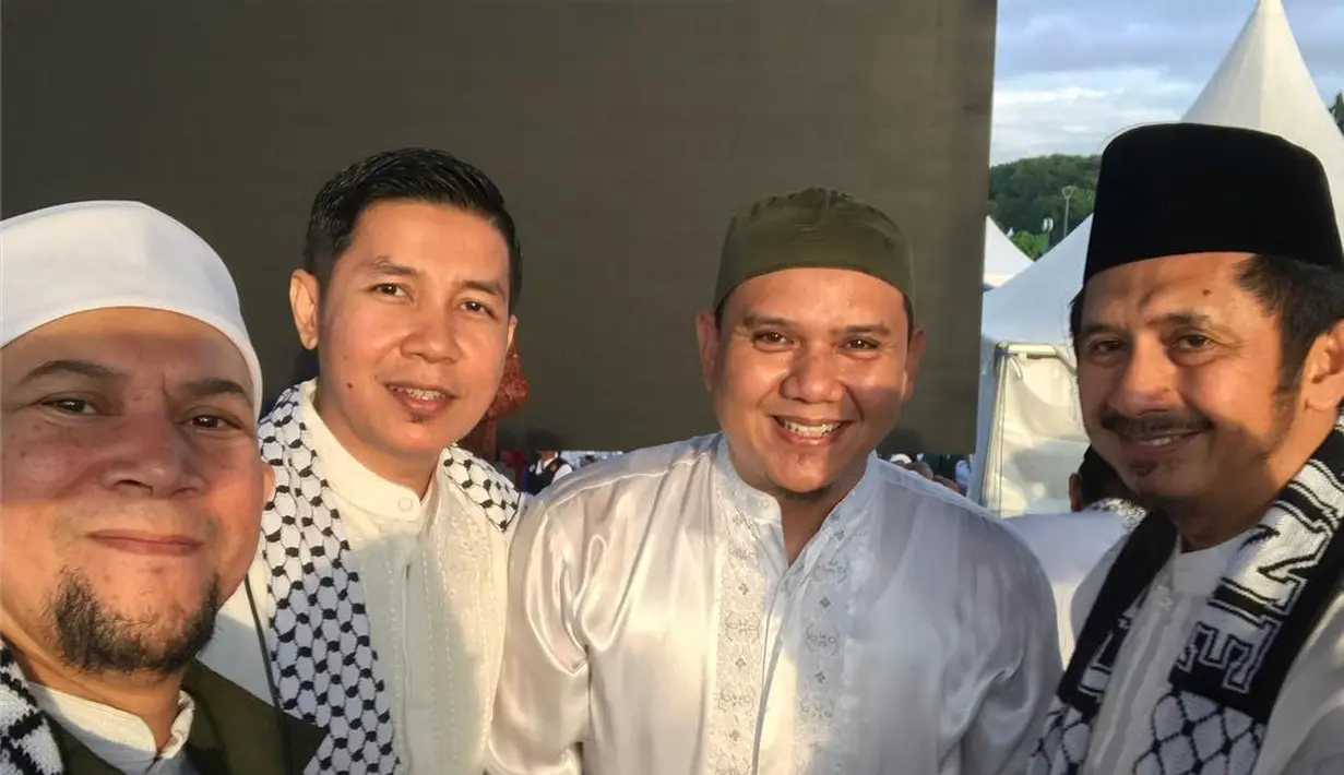 Fadly Padi salah satu musisi yang terlihat hadir dalam aksi Bela Palestina. Vokalis band Padi itu mengunggah suasana foto aksi di Monas. "Palestina di hati." tulisnya dalam keterangan foto. (Instagram/erickyusuf_ihaqi)