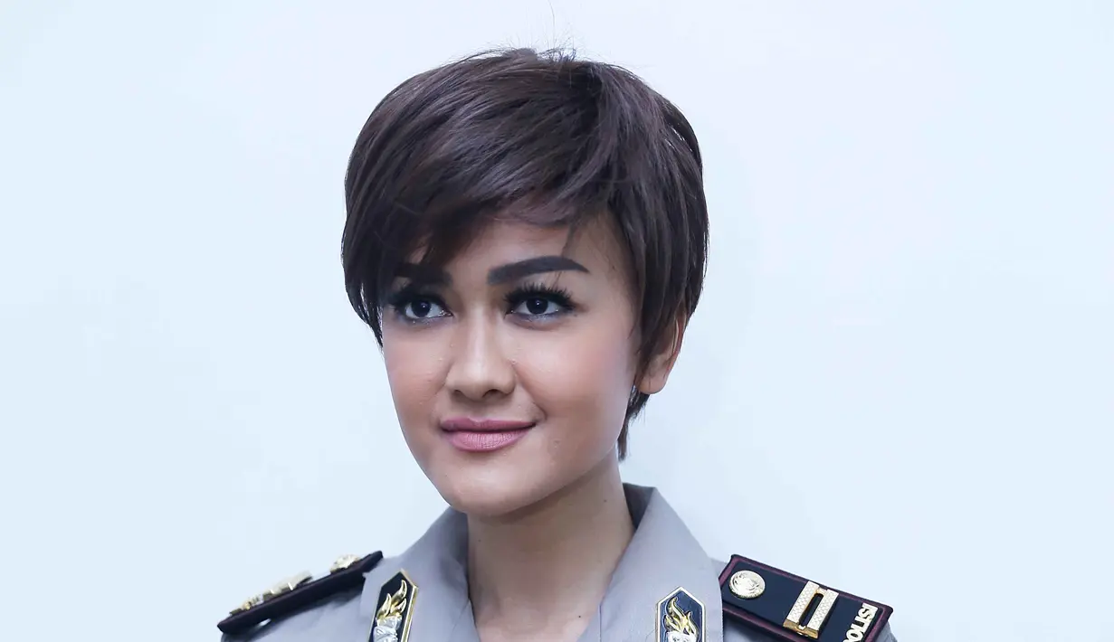 Julia Perez mengenakan seragam polisi dalam rangka film terbarunya, '3 Pilihan Hidup'. Menjalankan tugas intelegen untuk membongkar sindikat narkoba jaringan internasional. (Nurwahyunan/Bintang.com)