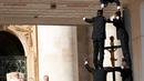 Paus Fransiskus melihat pertunjukan akrobat Black Blues Brothers saat audiensi umum mingguannya di Lapangan Santo Petrus, Vatikan, 30 November 2022. Black Blues Brothers yang terdiri dari lima pemain akrobat dari Kenya mengenakan jas dan dasi gelap, melakukan handsprings, membuat piramida manusia, dan melakukan trik berguling serta menari sambil lompat tali. (AP Photo/Andrew Medichini)