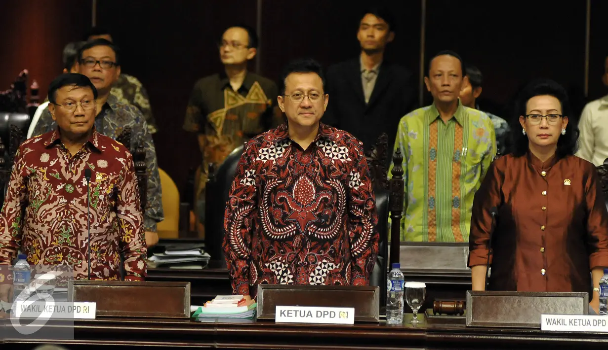 Ki-ka: Wakil Ketua DPD RI Farouk Muhammad, Ketua DPD RI Irman Gusman dan Gusti Kanjeng Ratu Hemas saat memimpin Rapat Paripurna DPD di Kompleks Parlemen, Senayan, Jakarta 29/4). (Liputan6.com/Johan Tallo)  