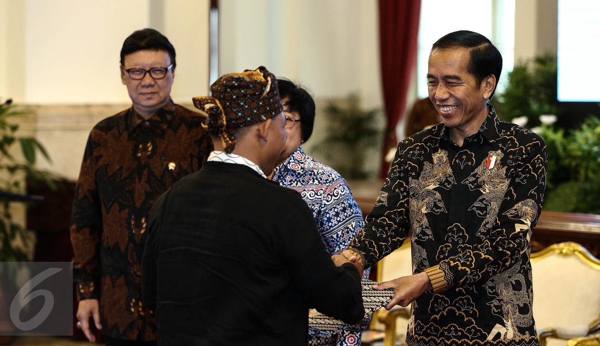 Presiden Joko Widodo menyerahkan surat keputusan pengakuan  Hutan Adat kepada perwakilan pemangku hutan adat saat pencanangan pengakuan hutan adat di Istana Negara, Jakarta, Jumat (30/12). (Liputan6.com/Faizal Fanani)