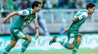 Selebrasi heboh dua pemain Persebaya Surabaya Gali Freitas dan Bruno Moreira usai membobol gawang Malut United dalam laga pekan ke-17 BRI Super League 2025/2026 di Stadion Gelora Bung Tomo, Surabaya, Sabtu (10/1/2026) sore WIB. (Dok. Persebaya Surabaya)