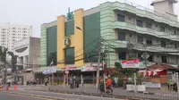Rumah Sakit Hermina Jatinegara terkena imbas kerusuhan di Kampung Pulo. Kaca pintu ruang Unit Gawat Darurat (UGD) pecah.