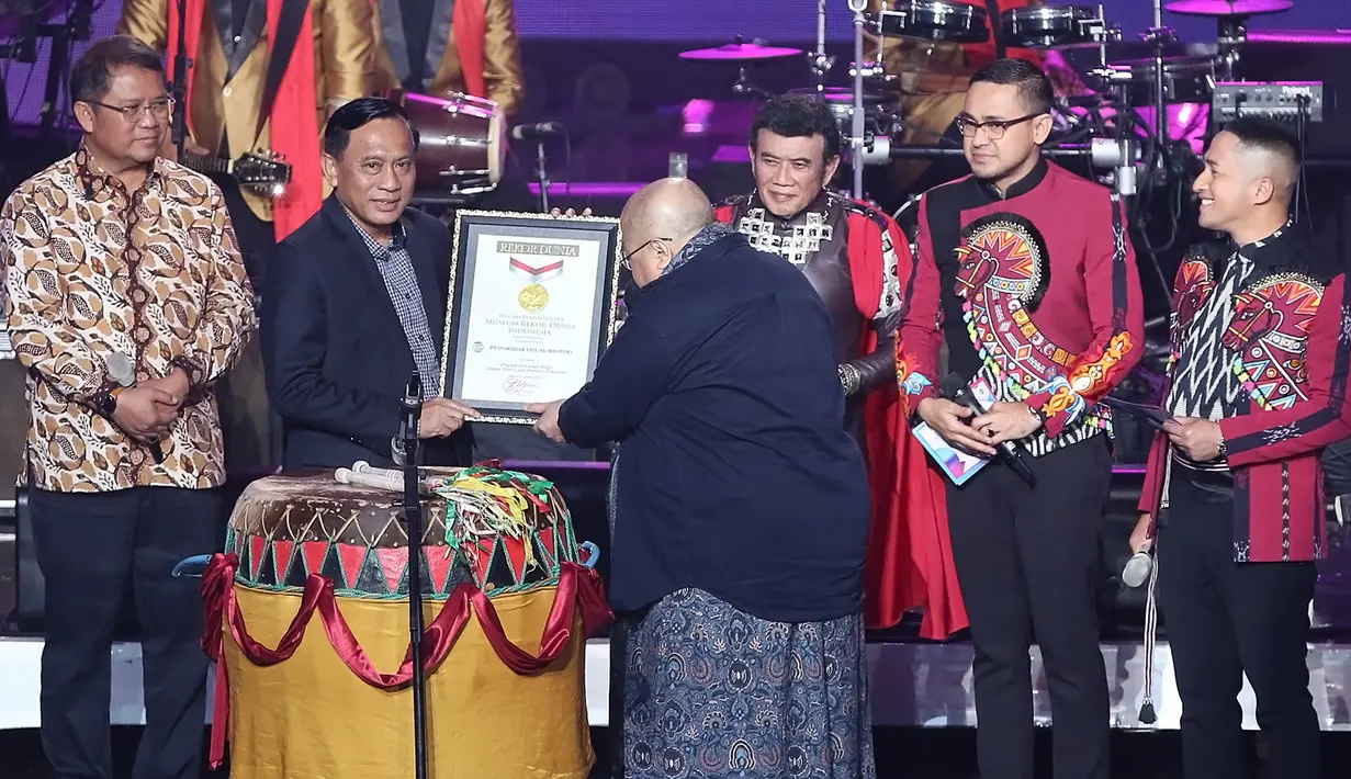 Pendiri Museum Rekor Indonesia (MURI) Jaya Suprana memberikan penghargaan pada acara Indosiar Liga Dangdut Indonesia (LIDA). Pemberian penghargaan berbarengan dengan acara ulang tahun Indosiar ke 23 tahun. (Bambang E Ros/Bintang.com)