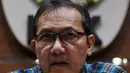 Wakil Ketua KPK Saut Situmorang saat keterangan pers terkait dugaan suap Pejabat Kementerian PUPR di Gedung KPK, Jakarta, Minggu (30/12) dini hari. Suap terkait proyek pembangunan Sistem Pengelolaan Air Minum (SPAM). (Liputan6.com/Johan Tallo)
