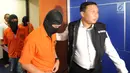 Petugas membawa para tersangka untuk dihadirkan saat rilis kasus pembobolan dana nasabah di Jakarta, Senin (24/9). Bareskrim Polri berhasil membekuk 5 tersangka kasus penipuan dana nasabah berbagai bank swasta dan plat merah. (Merdeka.com/Arie Basuki)