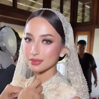 penampilan Jennifer Coppen juga sukses mencuri perhatian berkat riasan pengantin yang memancarkan kecantikan elegan dan anggun. [@rhay_david].