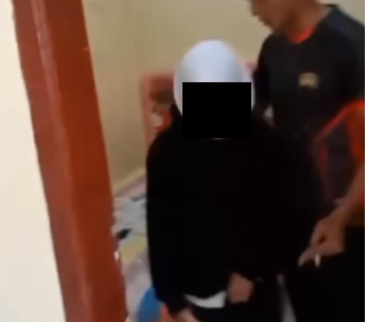 Warga di area kavling Desa Jogoloyo, Kecamatan Sumobito, Jombang, Jawa Timur melakukan penggerebekan di sebuah rumah kos-kosan.