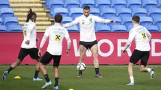 Pemain Austria Marko Arnautovic (tengah) saat sesi latihan jelang menghadapi Wales pada pertandingan kualifikasi Piala Dunia 2022 di Stadion Cardiff City, Wales, 23 Maret 2022. (Nick Potts/PA via AP)