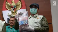 Petugas menunjukkan barang bukti uang hasil OTT di Bengkulu, ketika konferensi pers di KPK, Jakarta, Rabu (21/6). Uang itu diterima Gubernur Bengkulu Ridwan Mukti terkait fee proyek pembangunan peningkatan jalan di daerah itu. (Liputan6.com/Helmi Afandi)