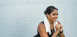 Eksplorasi teknik Cossack Squat yang presisi sebagai solusi cerdas untuk menjaga kesehatan tulang belakang dan kelenturan sendi bagian bawah. [Dok/Pexels.com/Ketut Subiyanto].