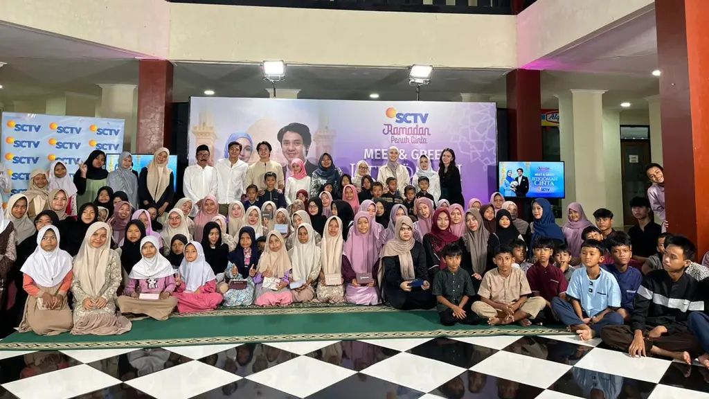 Pemain Sinetron 'Istiqomah Cinta' bersama Anak-Anak Panti Asuhan Akbar Al-qi Foundation - Bogor dalam Meet and Greet 'Istiqomah Cinta' / Foto: dok SCTV.
